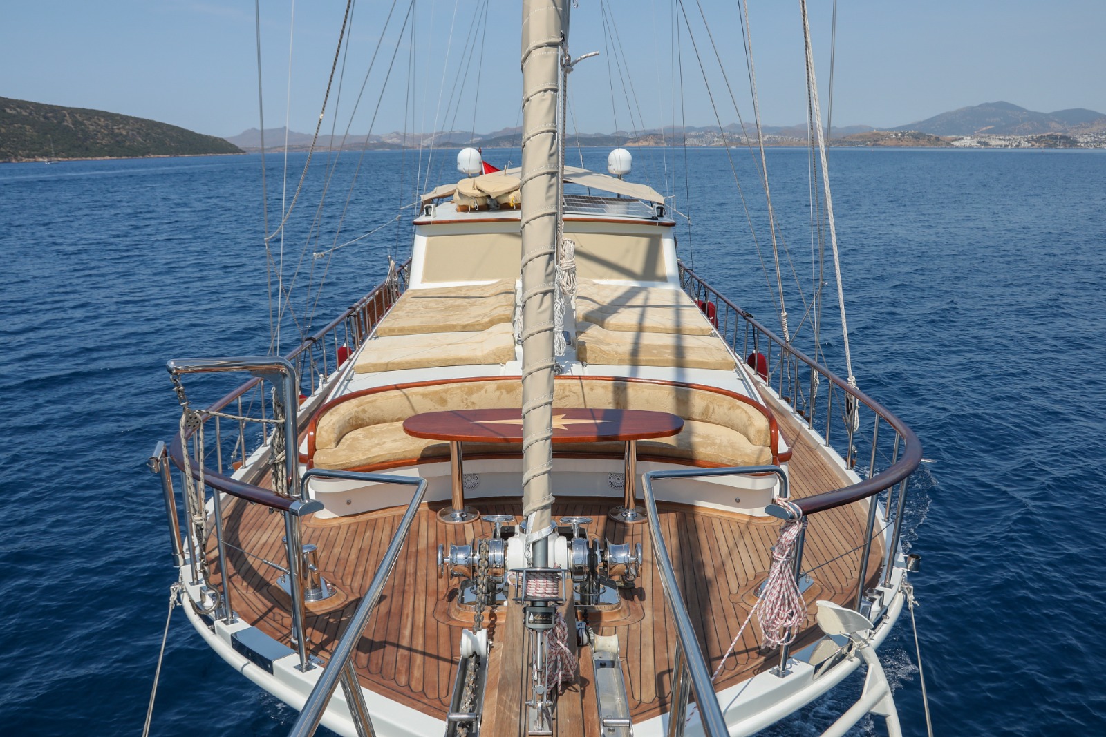 Yacht exterior image