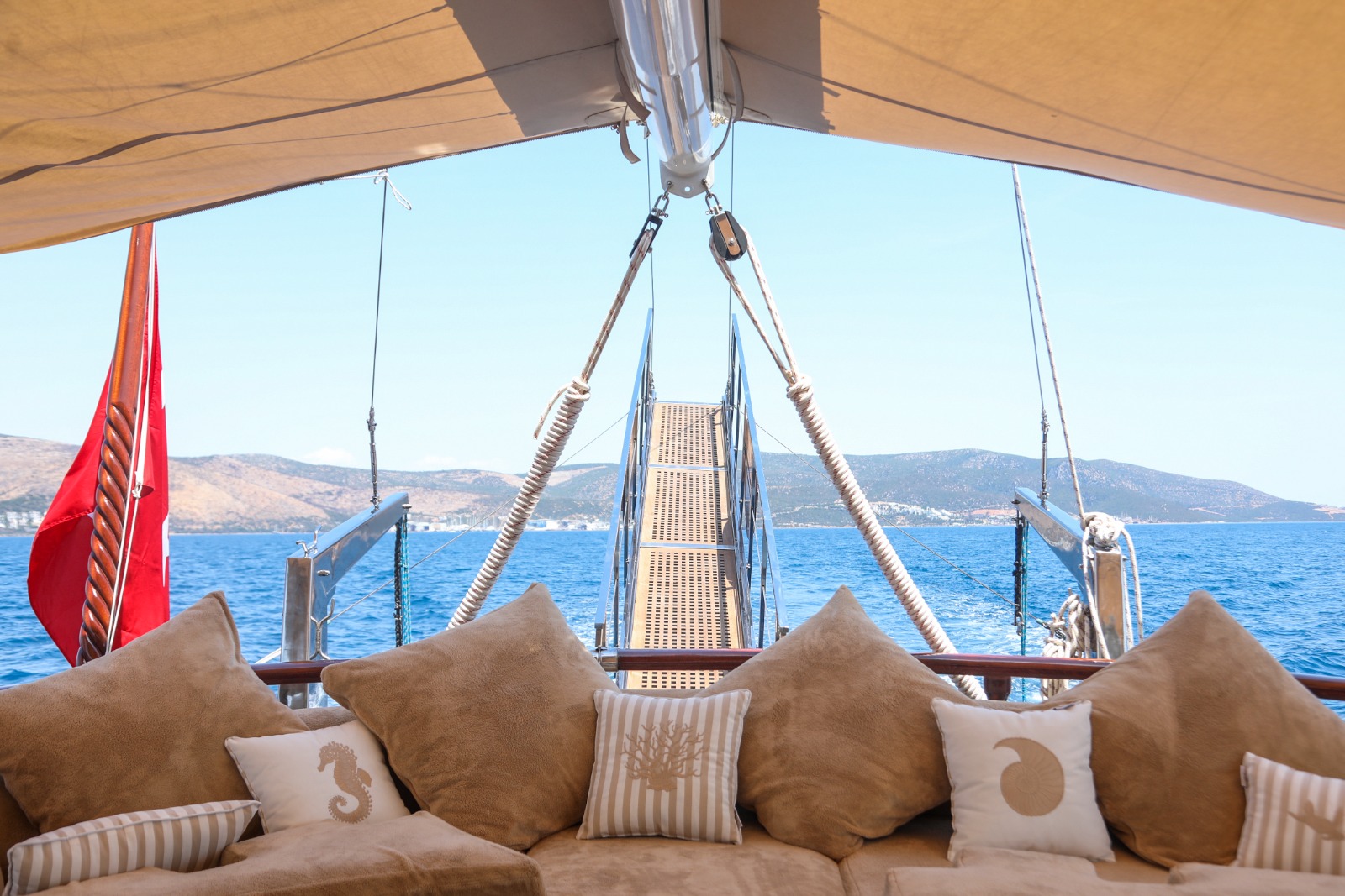 Yacht exterior image