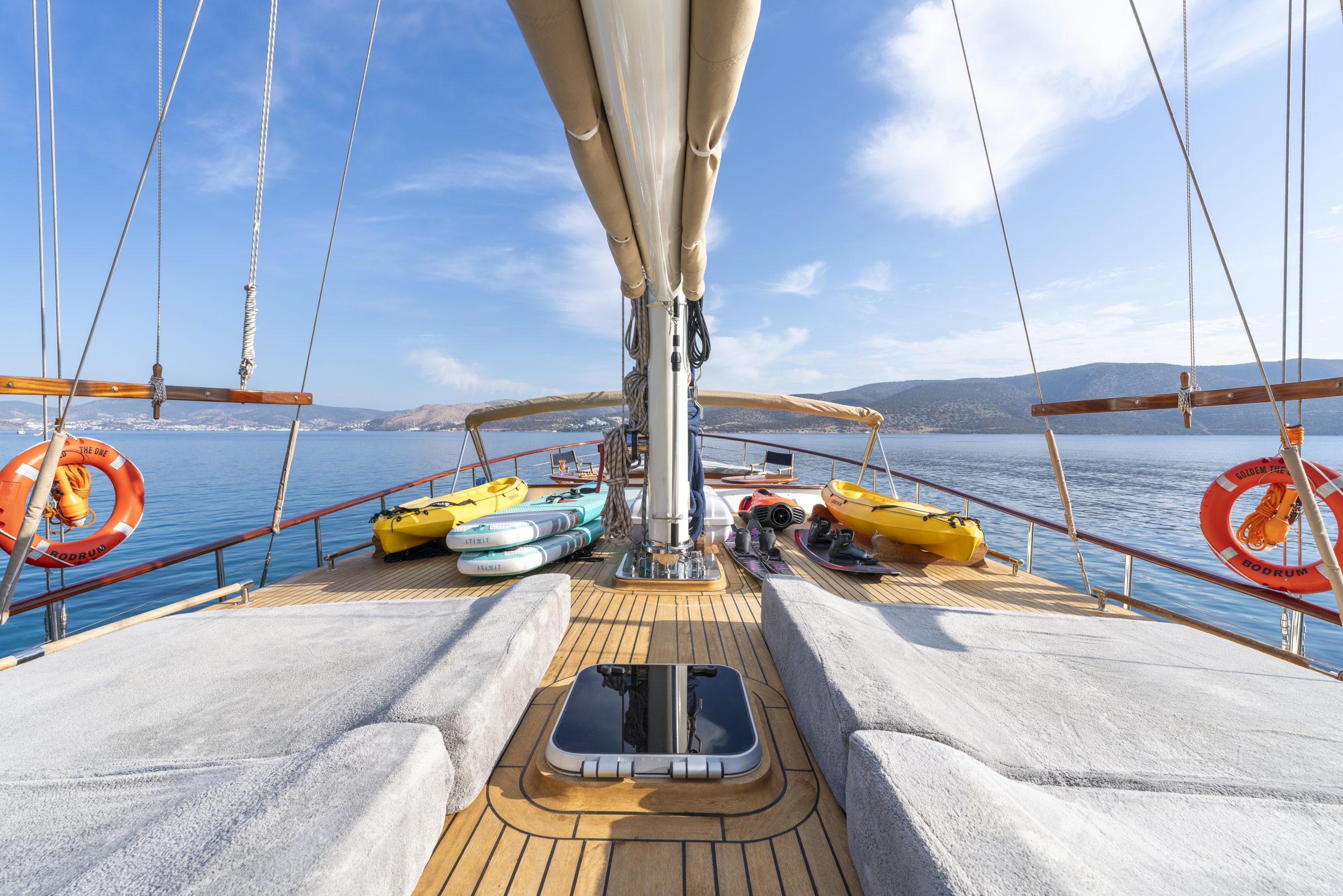 Yacht exterior image