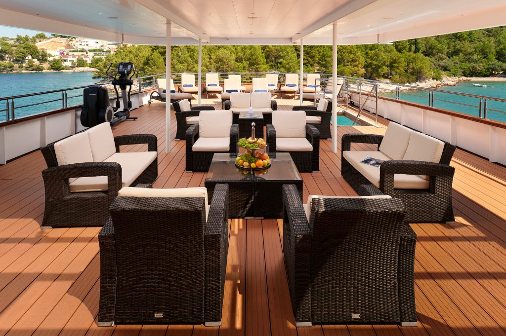 Yacht exterior image