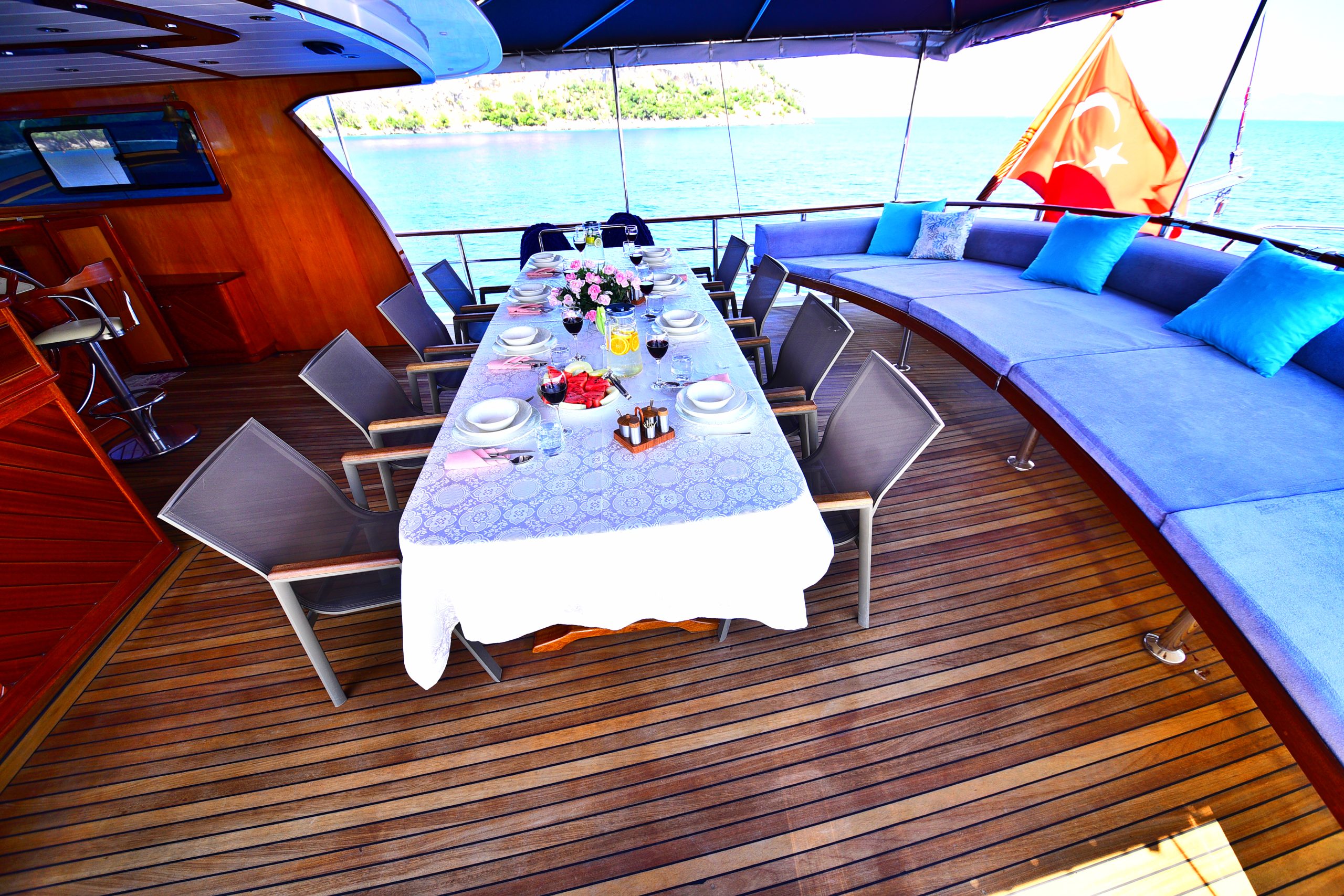 Yacht exterior image