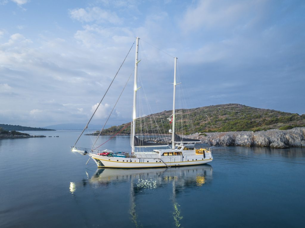 Yacht exterior image