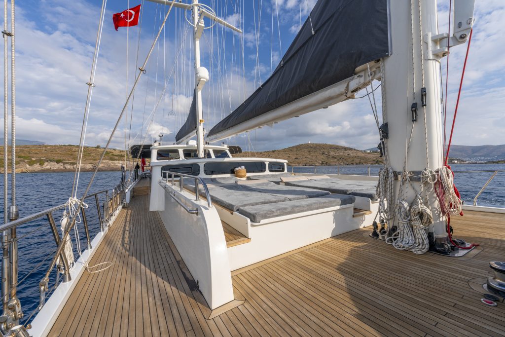 Yacht exterior image