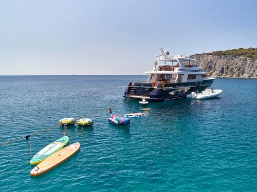 Yacht exterior image