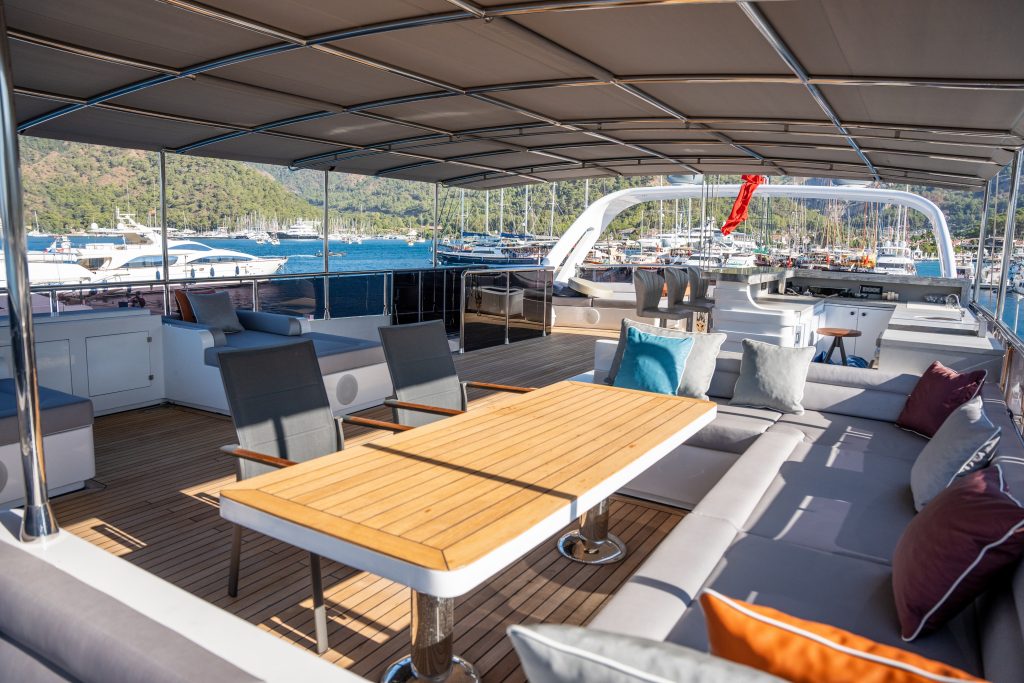 Yacht exterior image