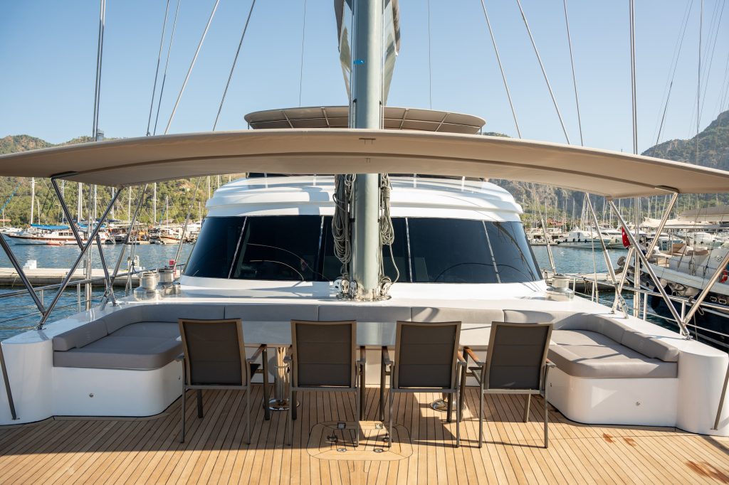 Yacht exterior image