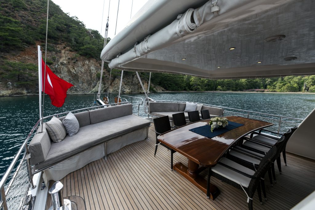 Yacht exterior image