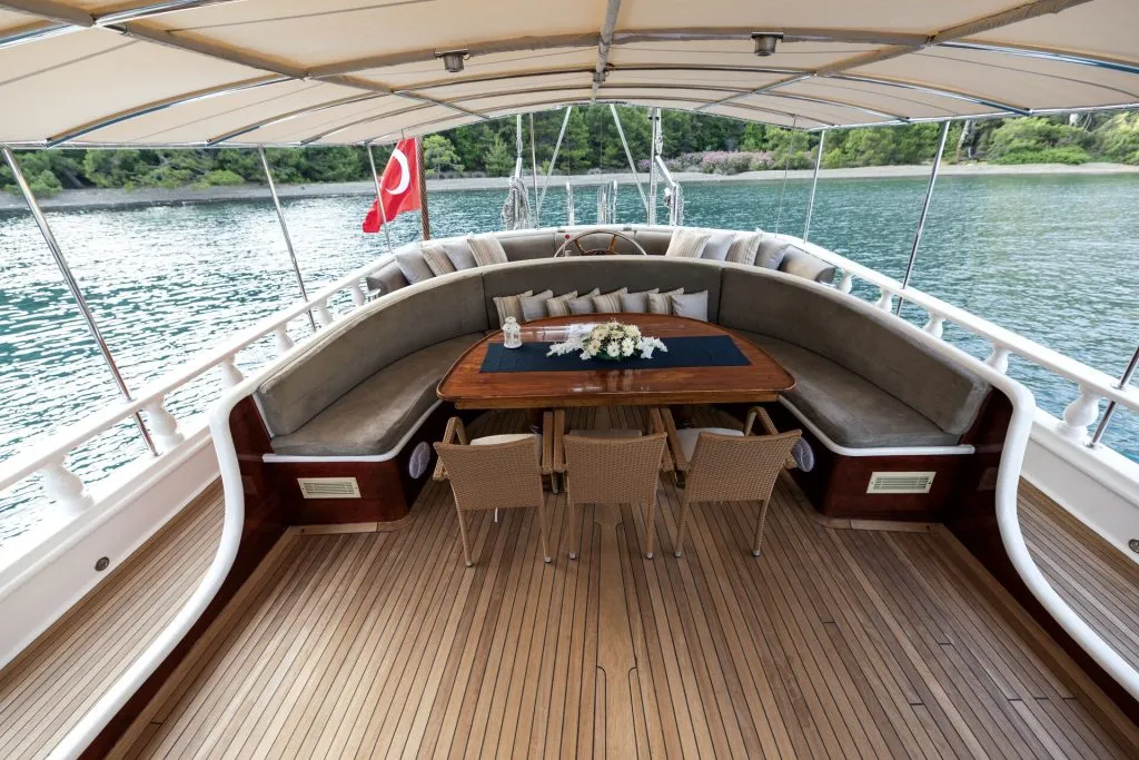 Yacht exterior image