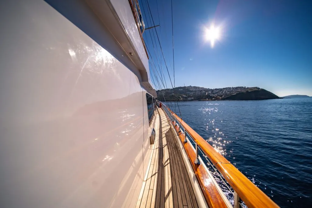 Yacht exterior image