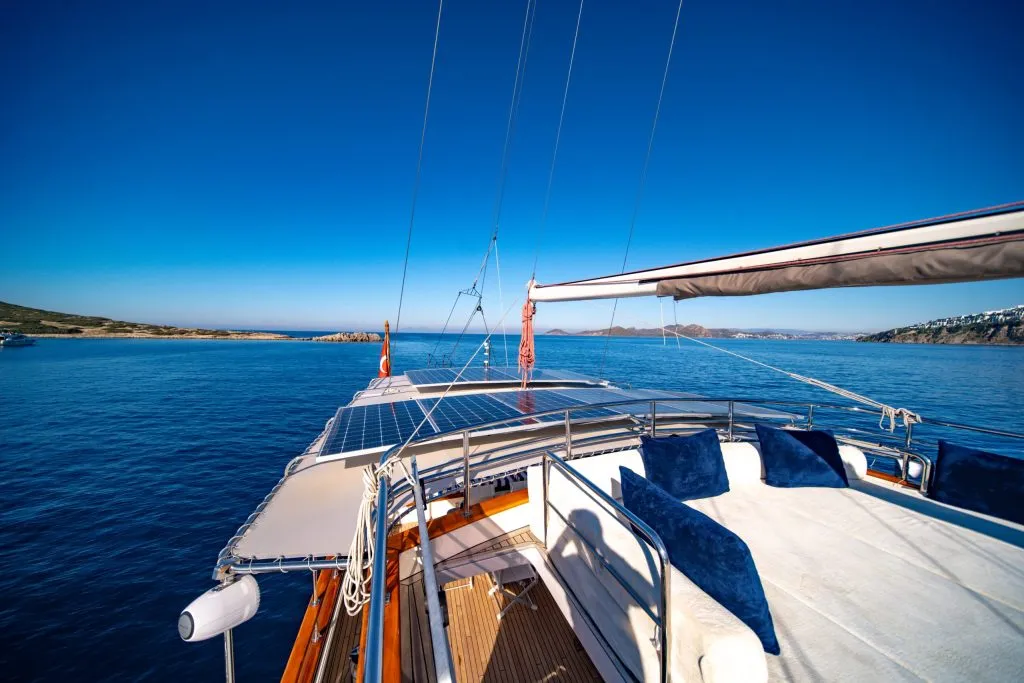 Yacht exterior image