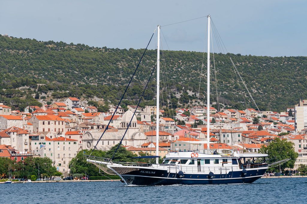 Yacht exterior image