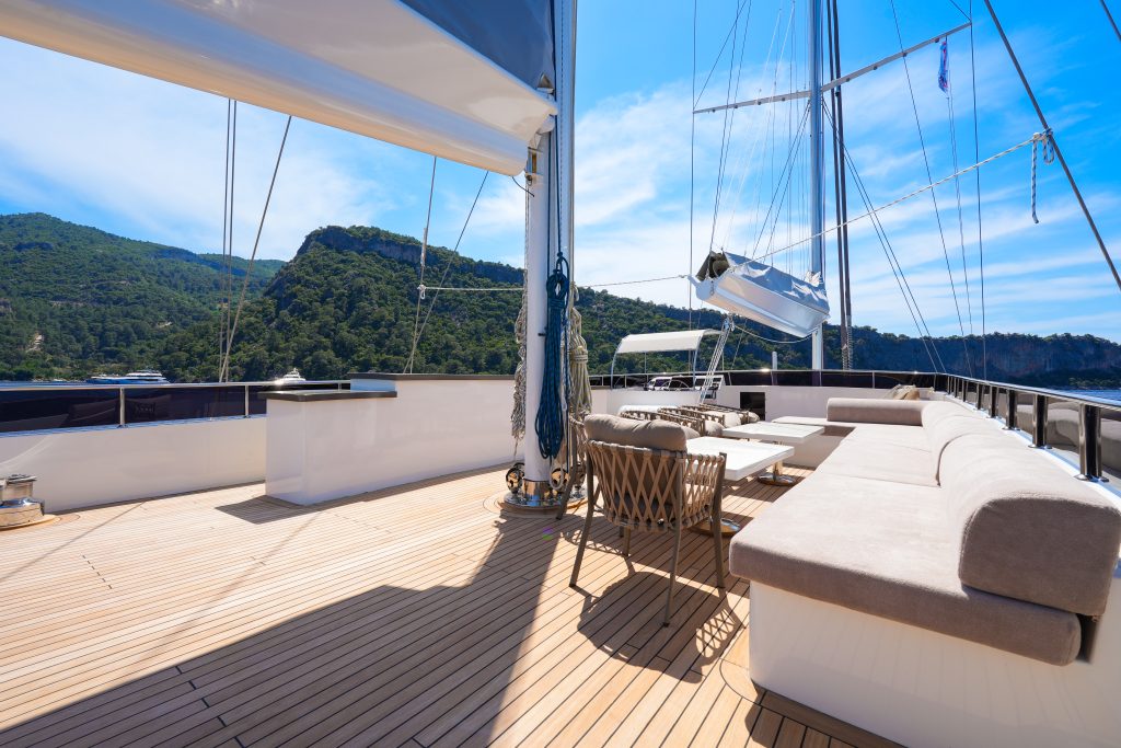 Yacht exterior image