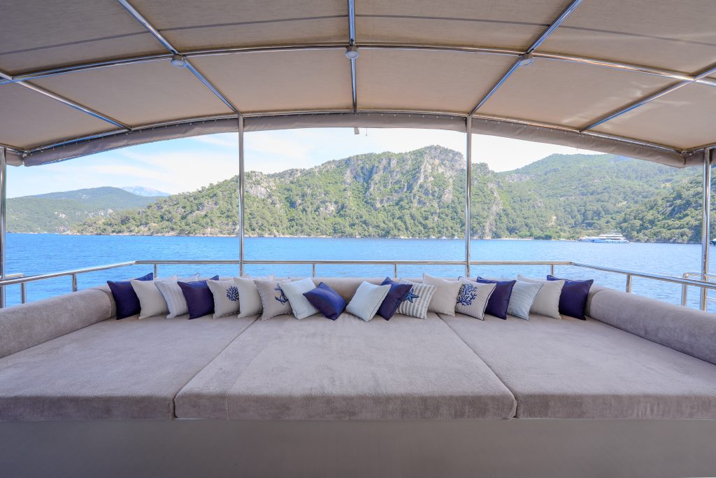 Yacht exterior image