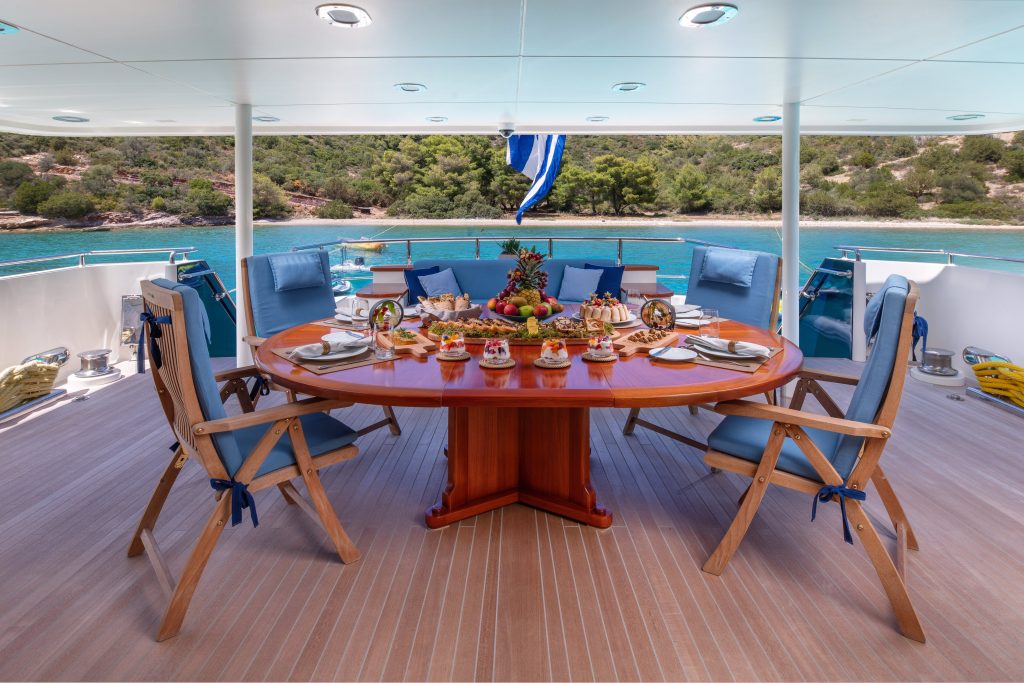 Yacht exterior image