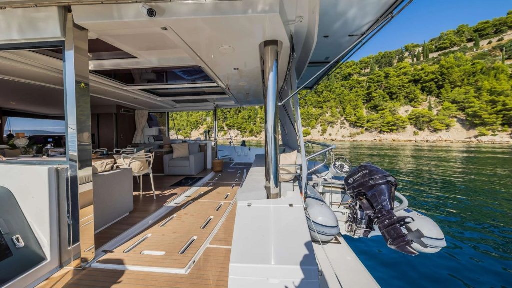 Yacht exterior image