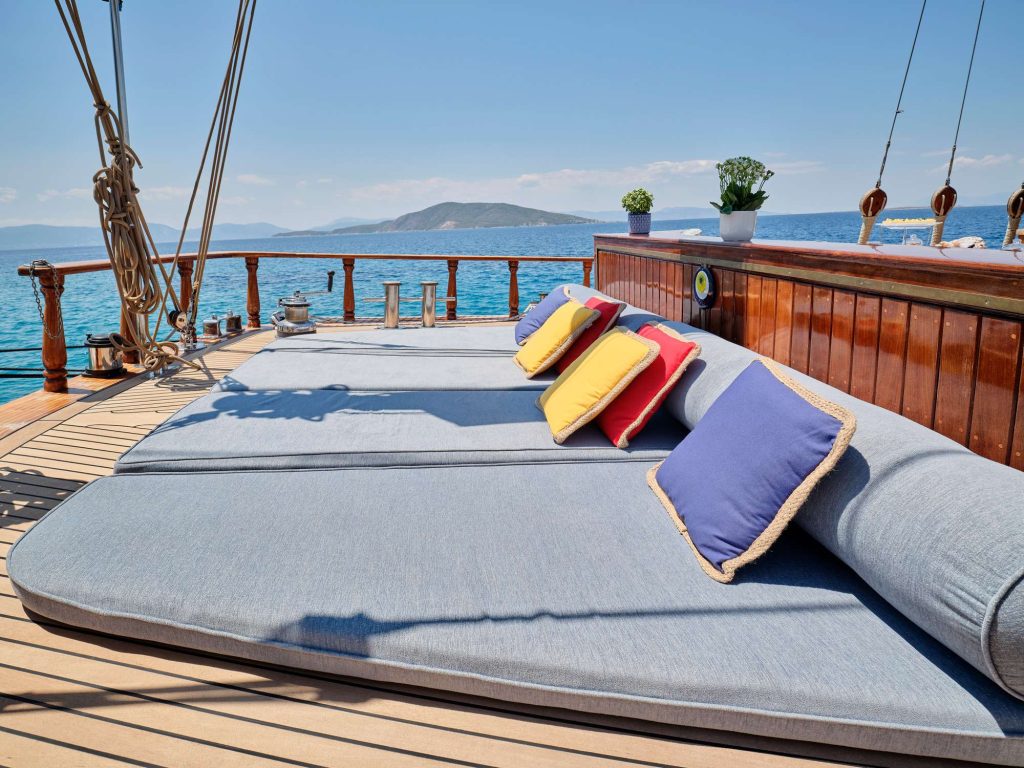 Yacht exterior image