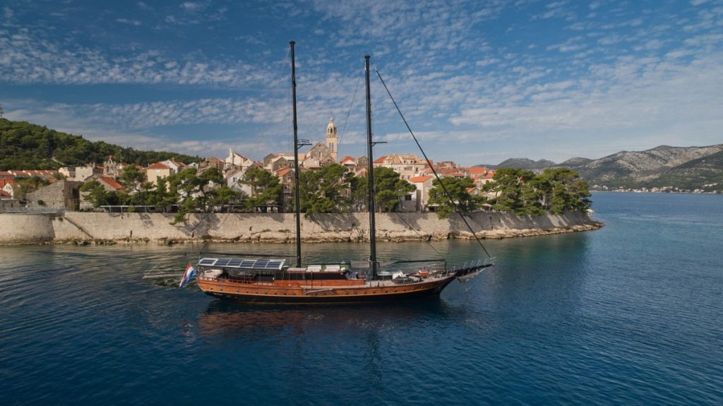 Yacht exterior image