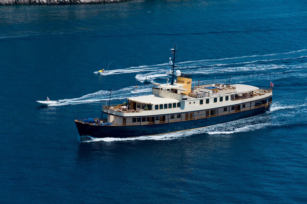 Yacht exterior image