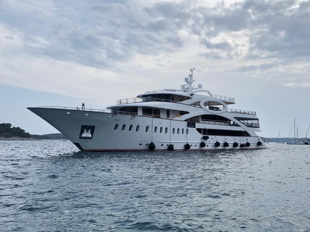 Yacht exterior image