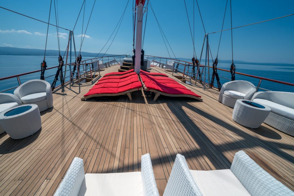 Yacht exterior image