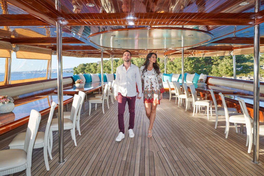 Yacht exterior image