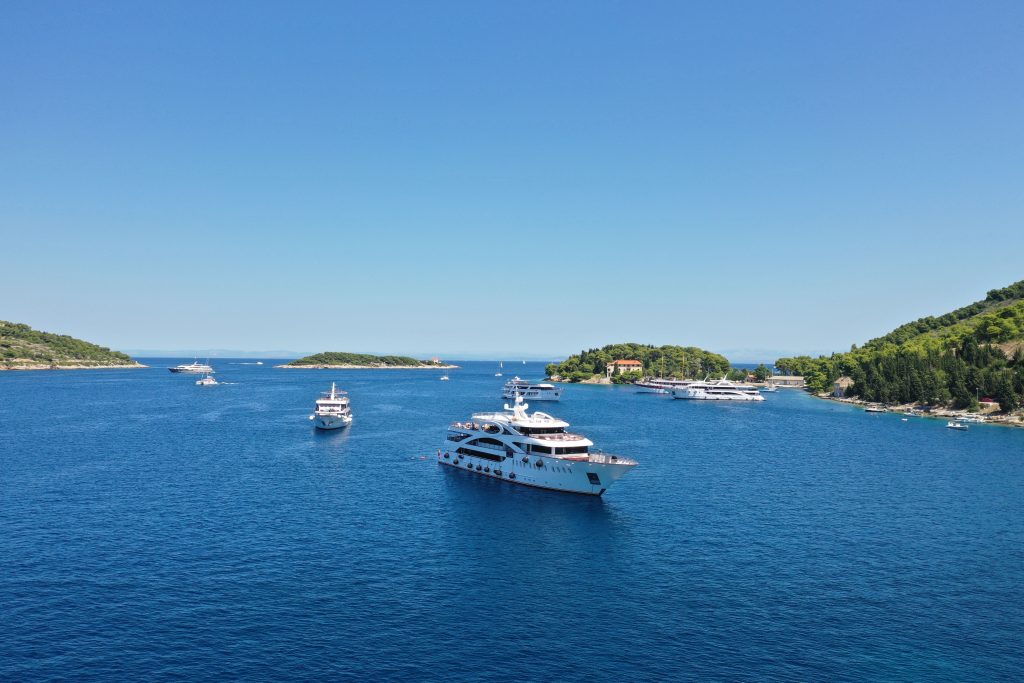 Yacht exterior image