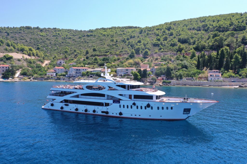 Yacht exterior image