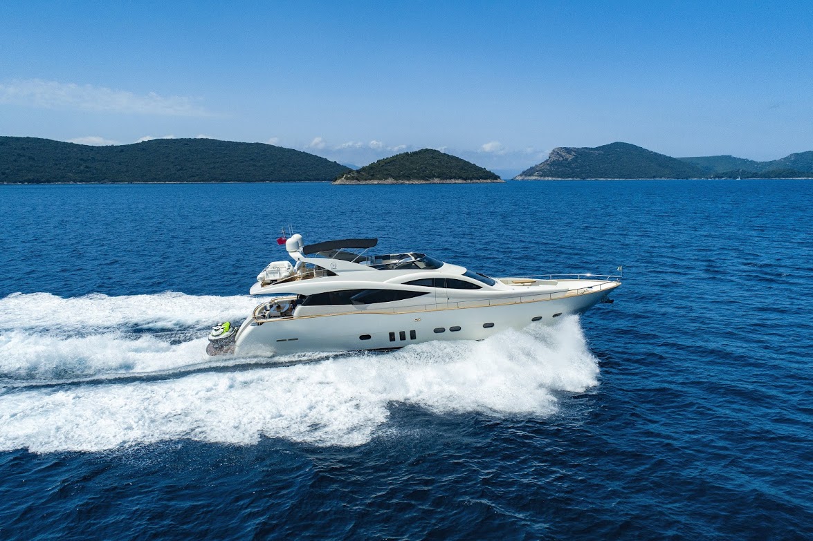 Yacht exterior image