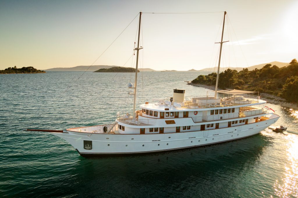 Yacht exterior image