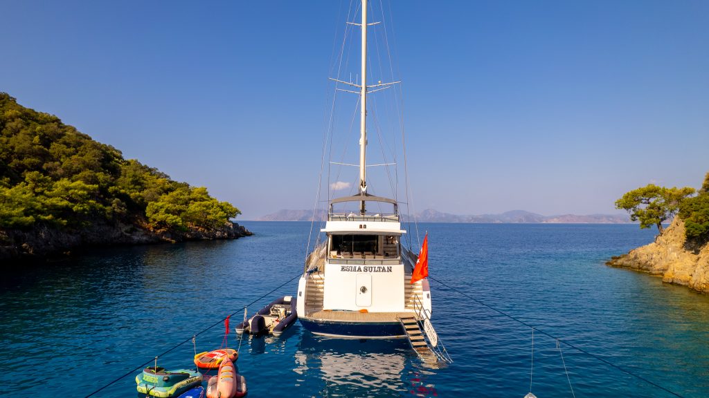 Yacht exterior image