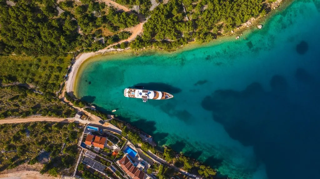 Yacht exterior image