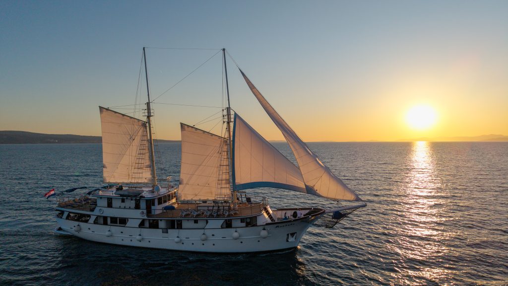 Yacht exterior image