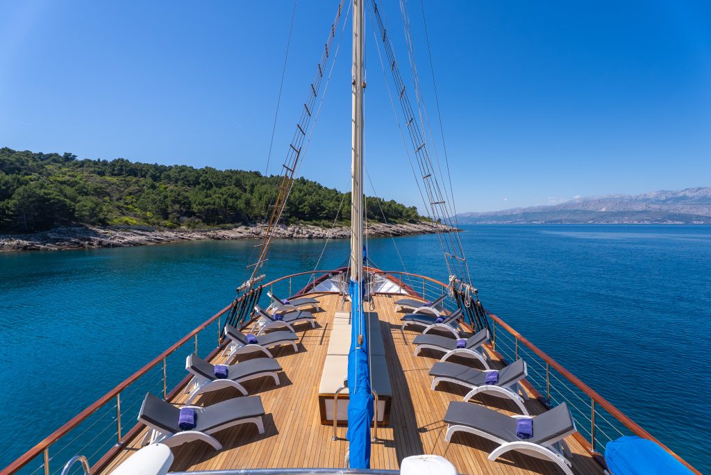 Yacht exterior image