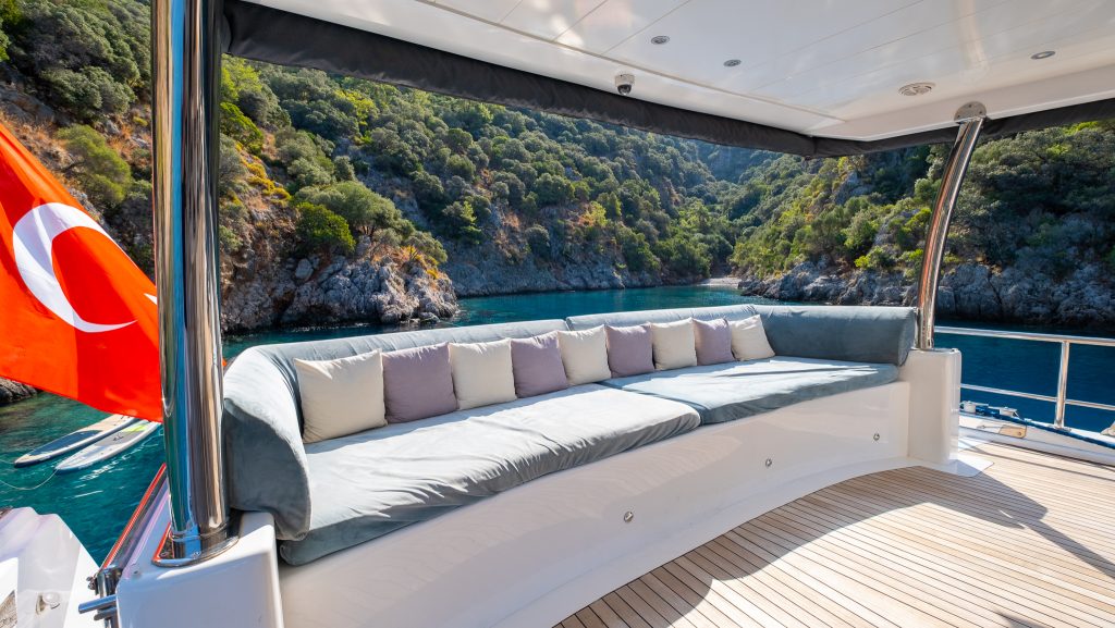 Yacht exterior image