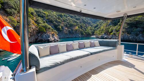 Yacht exterior image