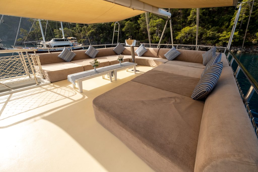 Yacht exterior image