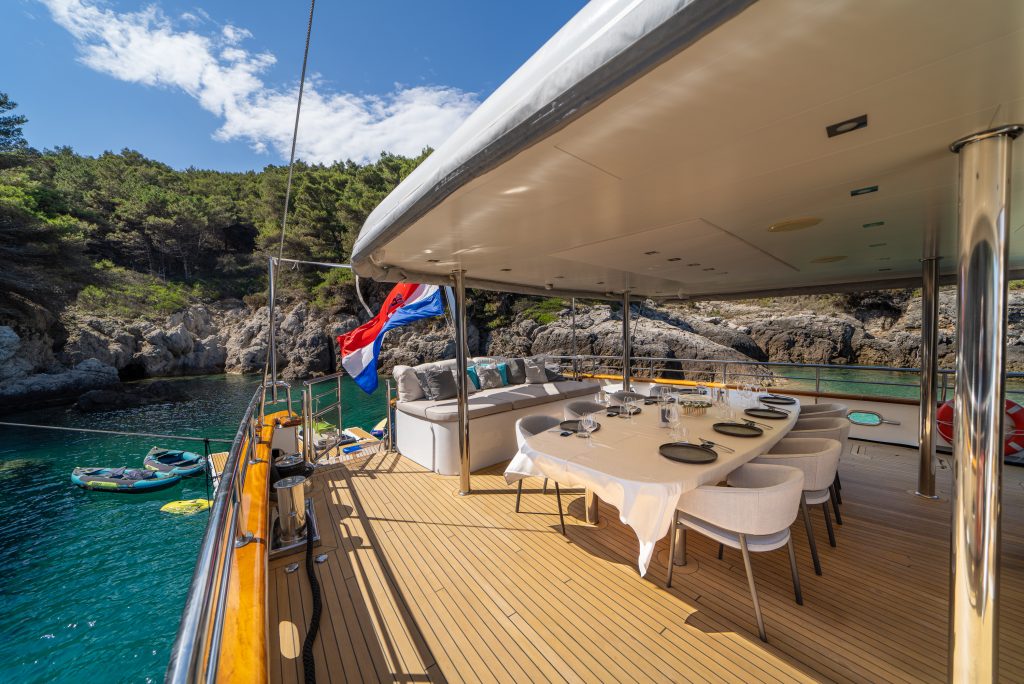 Yacht exterior image