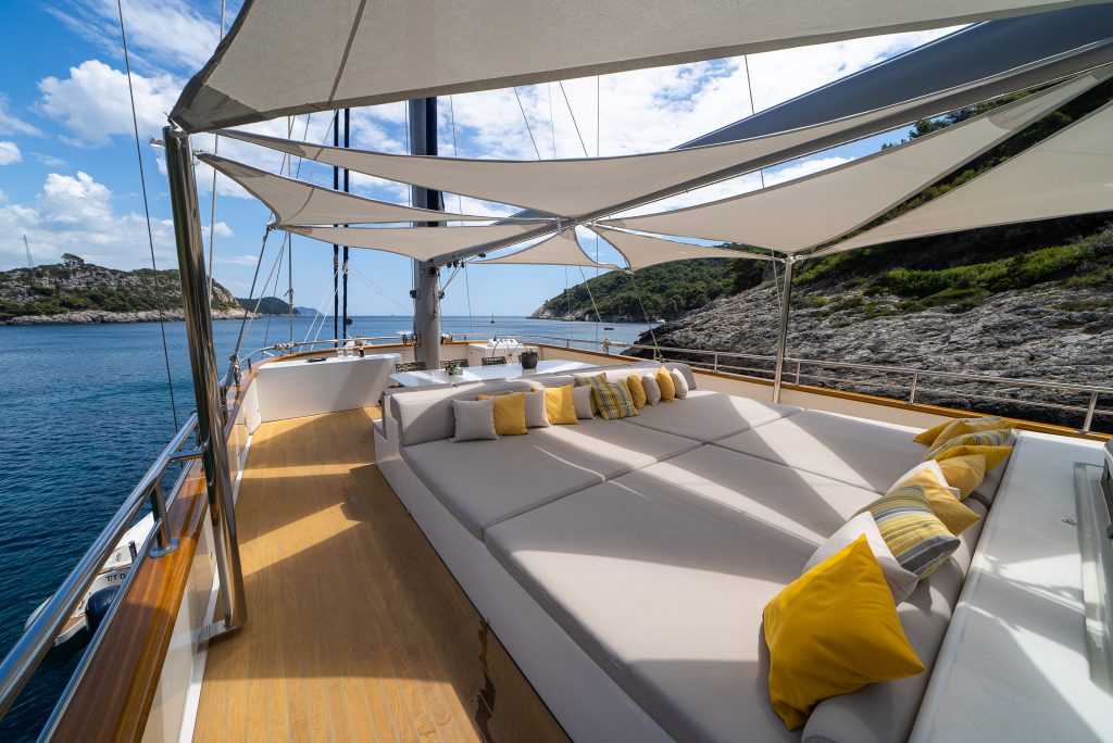 Yacht exterior image