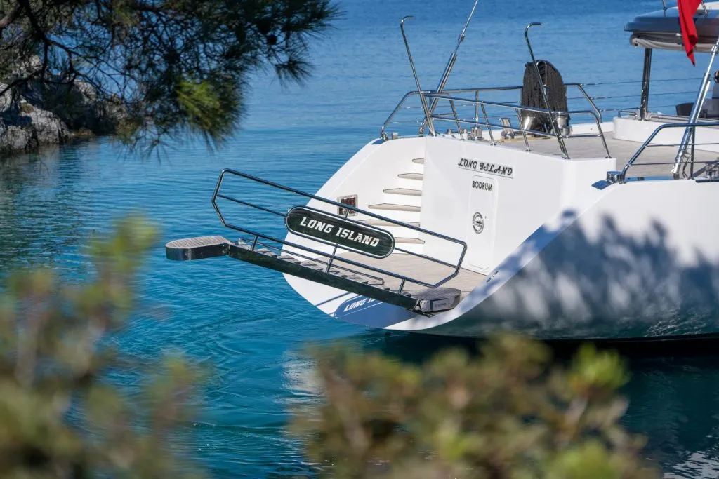 Yacht exterior image