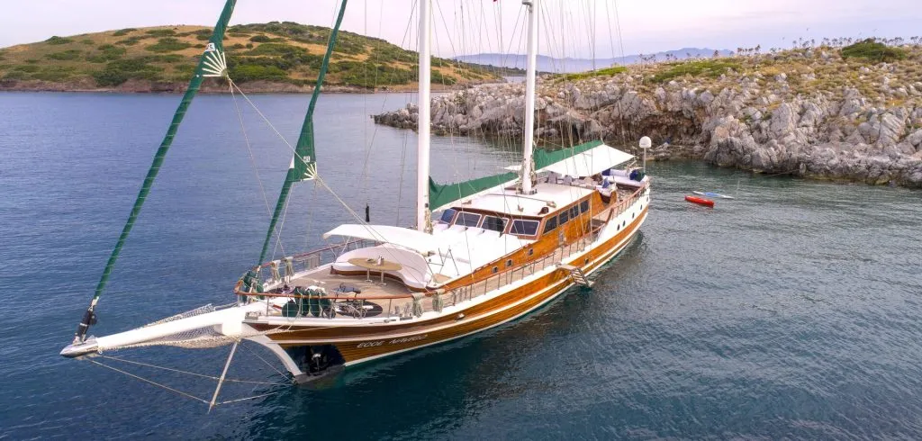 Yacht exterior image