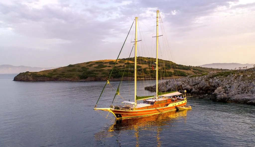 Yacht exterior image