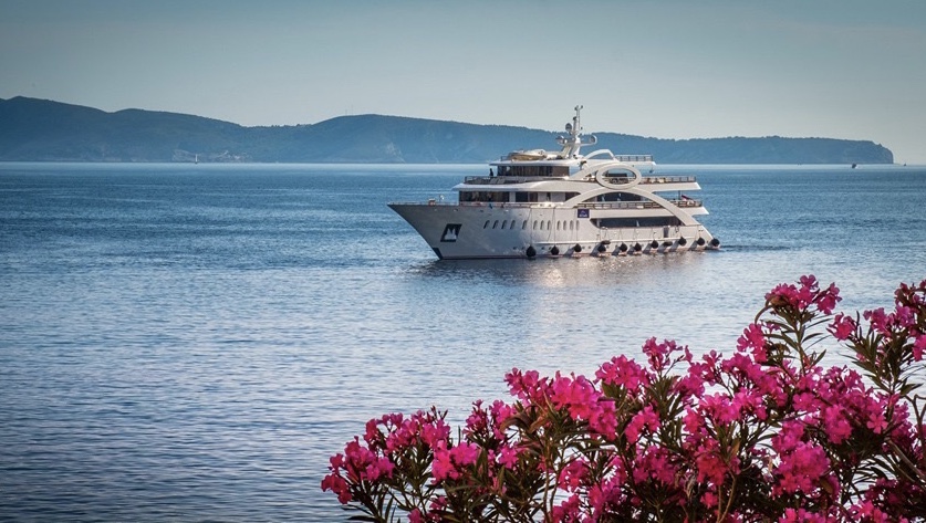 Yacht exterior image
