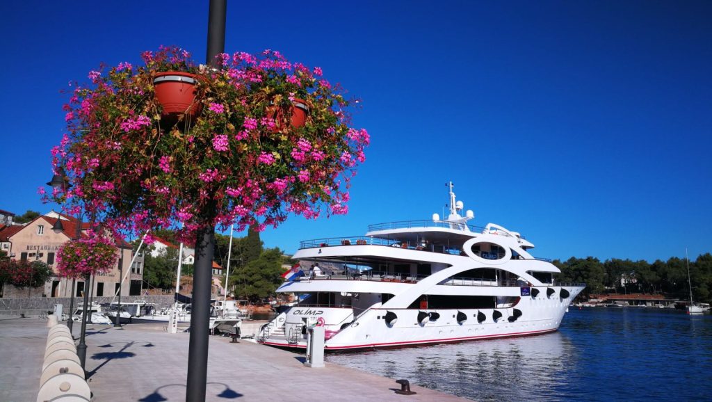 Yacht exterior image