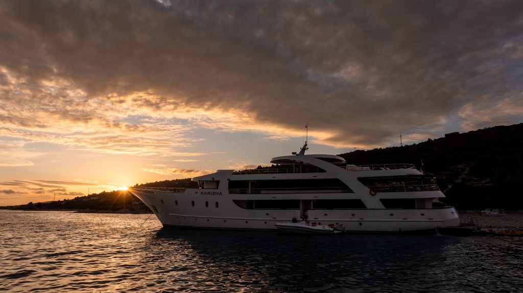 Yacht exterior image