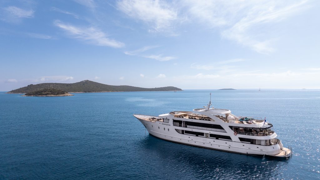 Yacht exterior image