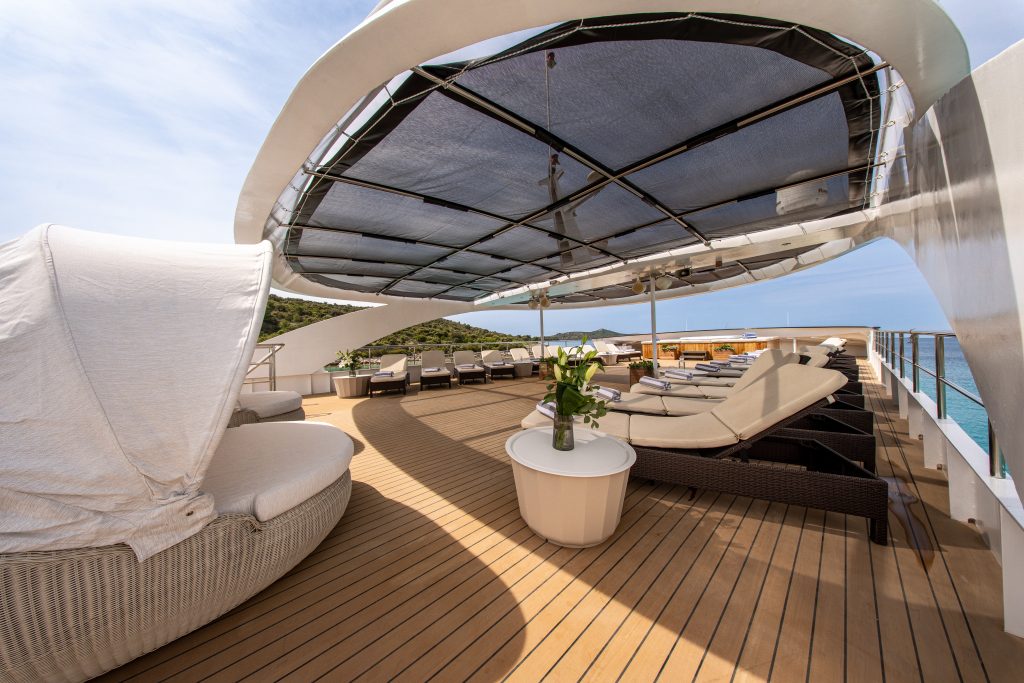 Yacht exterior image