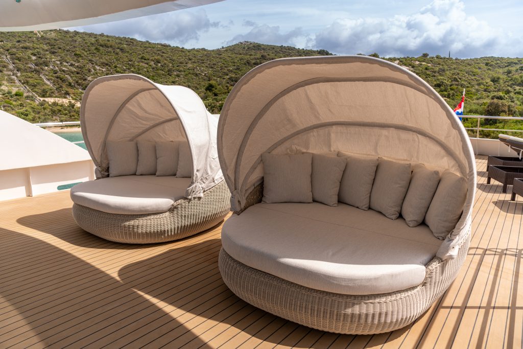 Yacht exterior image