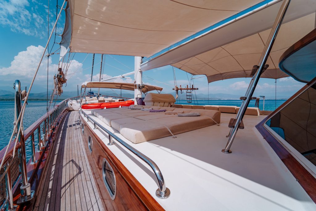 Yacht exterior image