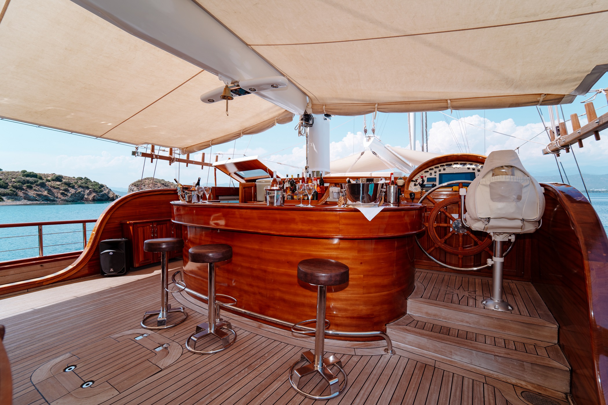 Yacht exterior image