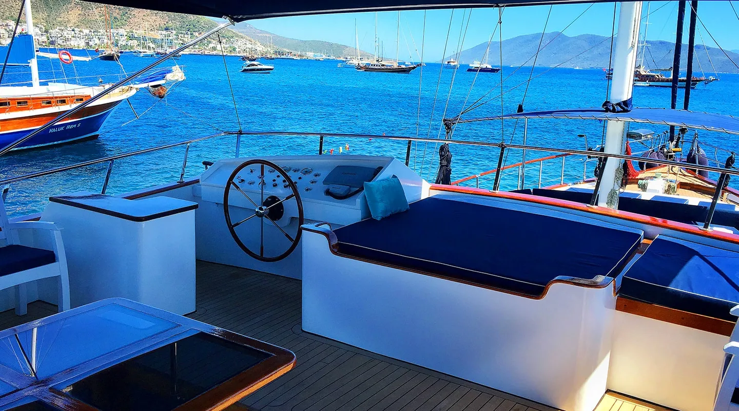 Yacht exterior image